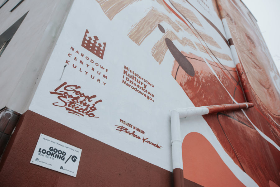 Loga instytucji odpowiedzialnych za powstanie muralu i podpis autora projektu.