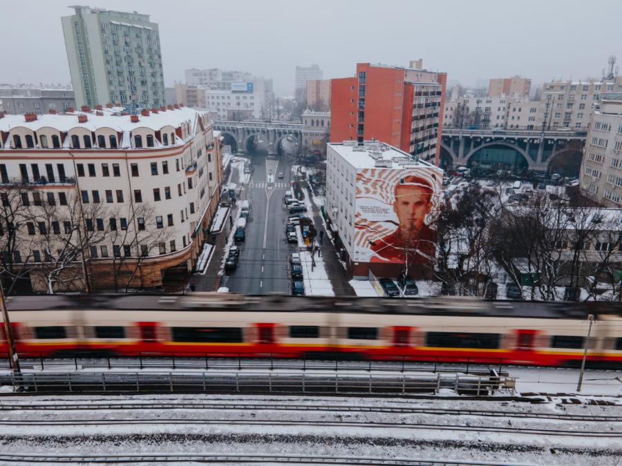 Mural na tle panoramy miasta