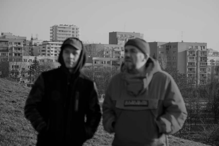 „Wszyscy nagrywali z zajawką, byliśmy jedną subkulturą” – Vienio i Maciej Ostatek o filmie „Skandal. Ewenement Molesty”