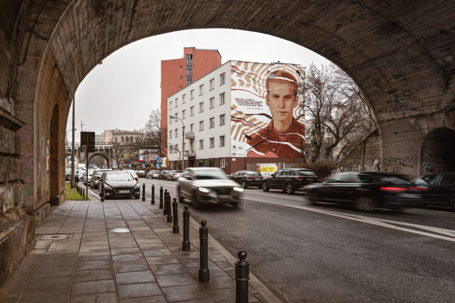 Mural widziany z perspektywy przechodnia.