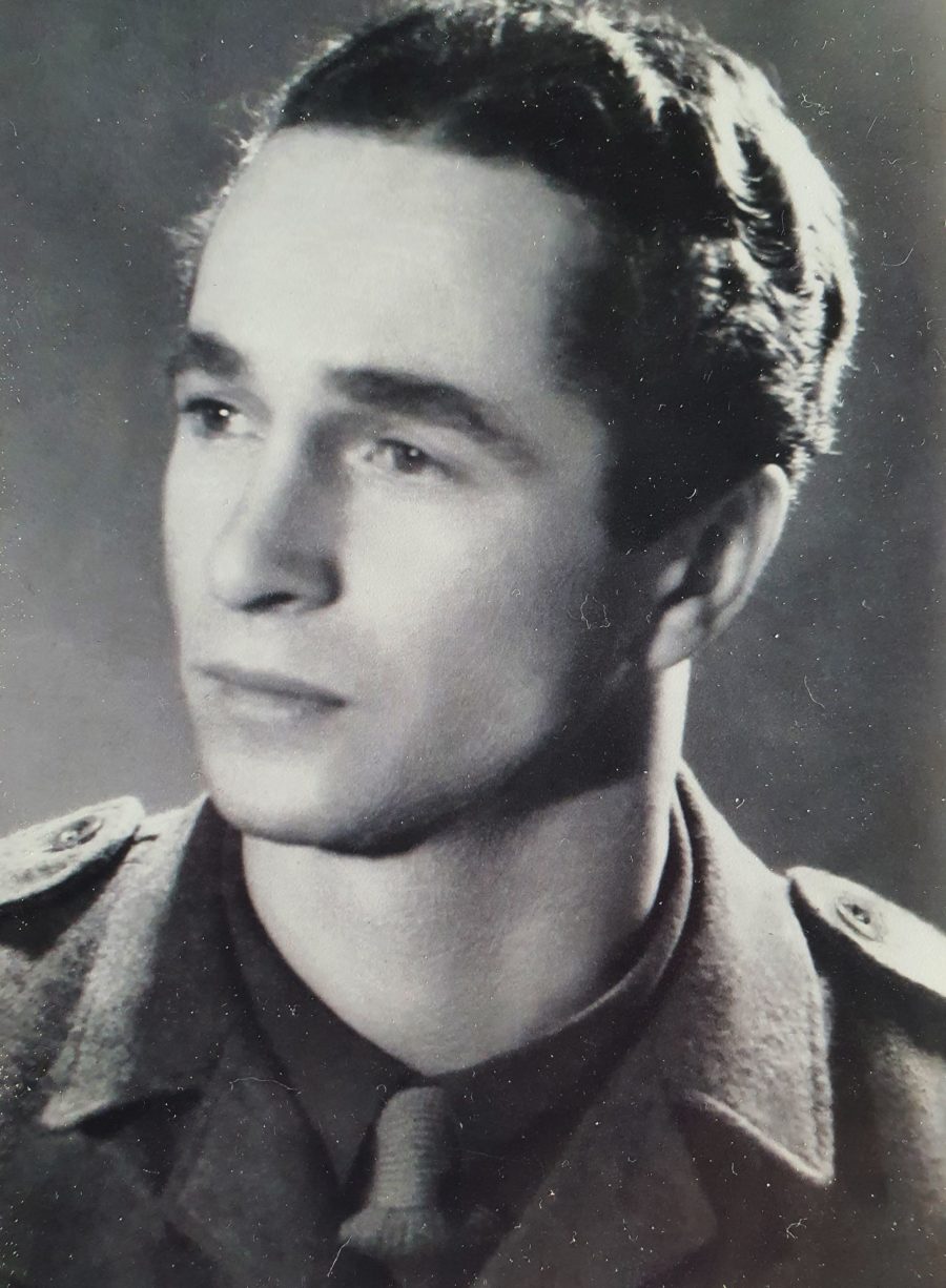 Czarnobiały portret młodego mężczyzny w mundurze.