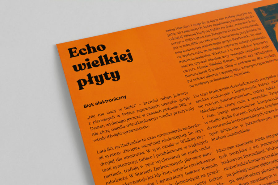 Zbliżenie na tytuł płyty w wewnętrznej części okładki.