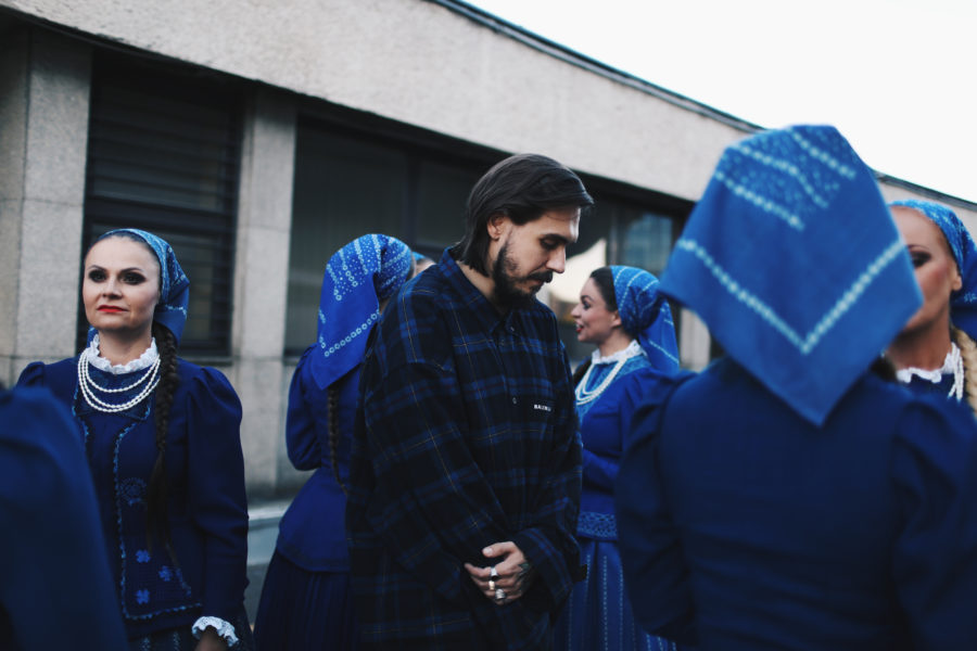 „Dążę do tego, żeby zaskakiwać samego siebie” – Miuosh o albumie „Pieśni współczesne”
