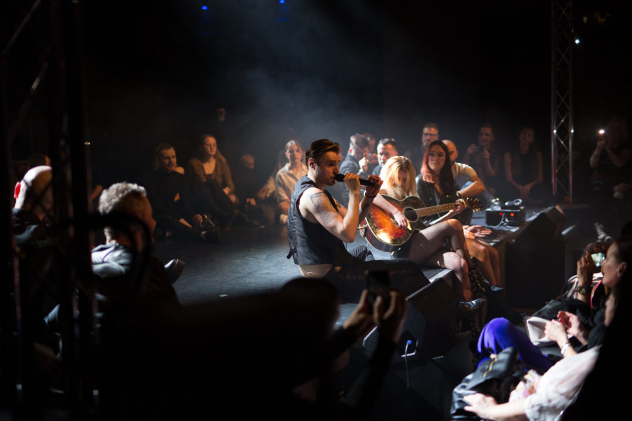 Teatr Rampa „puszcza oko”, czyli Depesze na Targówku